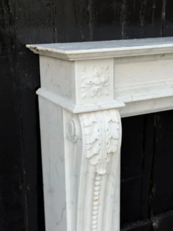 Cheminée de style Louis XV en marbre de Carrare, vers 1980