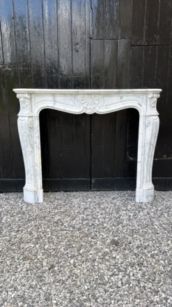 Cheminée de style Louis XV en marbre de Carrare arabescato, vers 1880