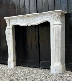Cheminée de style Louis XV en marbre de Carrare arabescato, vers 1880