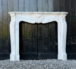 Cheminée de style Louis XV en marbre de Carrare, vers 1900