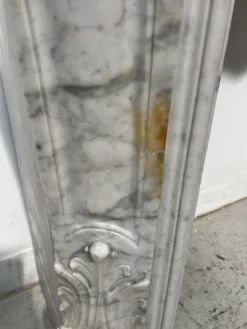Cheminée de style Louis XV en marbre blanc de Carrare XIX siècle