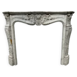 Cheminée de style Louis XV en marbre blanc de Carrare XIX siècle