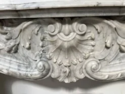 Cheminée de style Louis XV en marbre blanc de Carrare XIX siècle