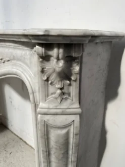 Cheminée de style Louis XV en marbre blanc de Carrare XIX siècle