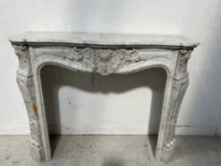 Cheminée de style Louis XV en marbre blanc de Carrare XIX siècle