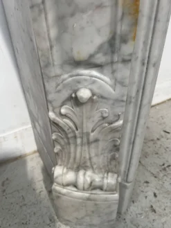 Cheminée de style Louis XV en marbre blanc de Carrare XIX siècle