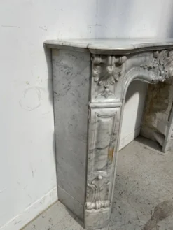 Cheminée de style Louis XV en marbre blanc de Carrare XIX siècle