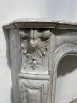 Cheminée de style Louis XV en marbre blanc de Carrare XIX siècle