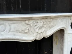 Cheminée de style Louis XV en marbre de Carrare vers 1880