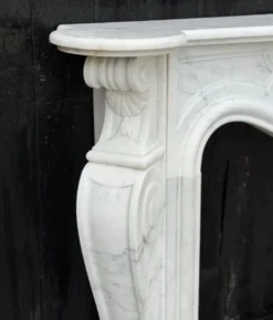 Cheminée de style Louis XV en marbre de Carrare vers 1980