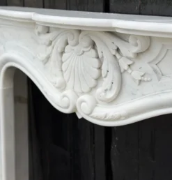 Cheminée de style Louis XV en marbre de Carrare vers 1980