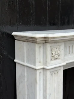 Cheminée de style Louis XVI en marbre blanc de Carrare vers 1880