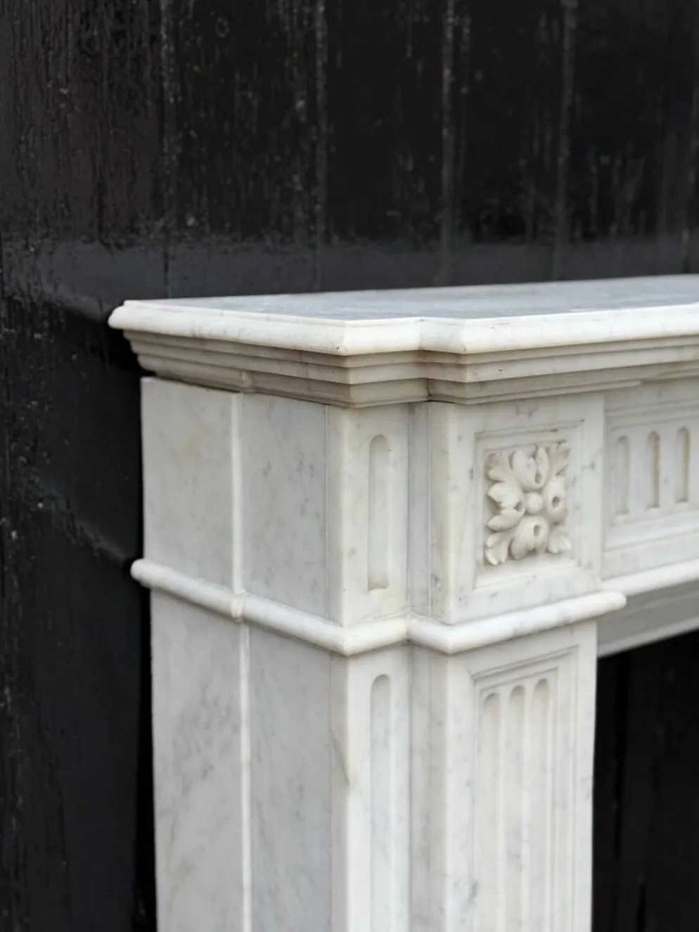 Cheminée de style Louis XVI en marbre blanc de Carrare vers 1880
