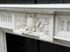 Cheminée de style Louis XVI en marbre blanc de Carrare vers 1880