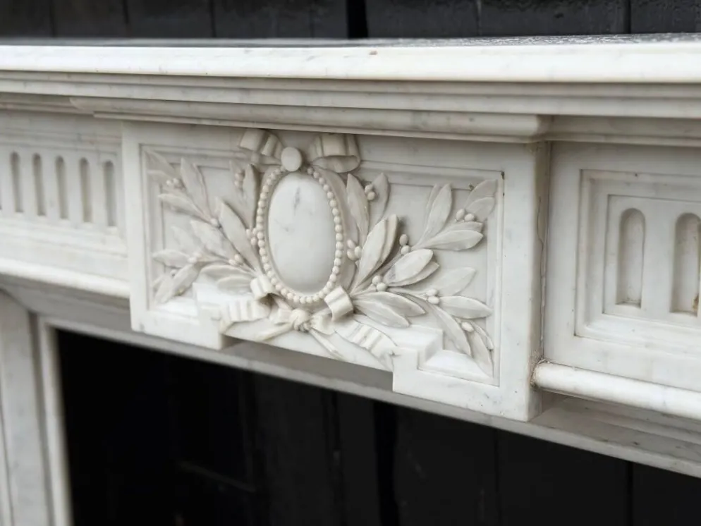Cheminée de style Louis XVI en marbre blanc de Carrare vers 1880
