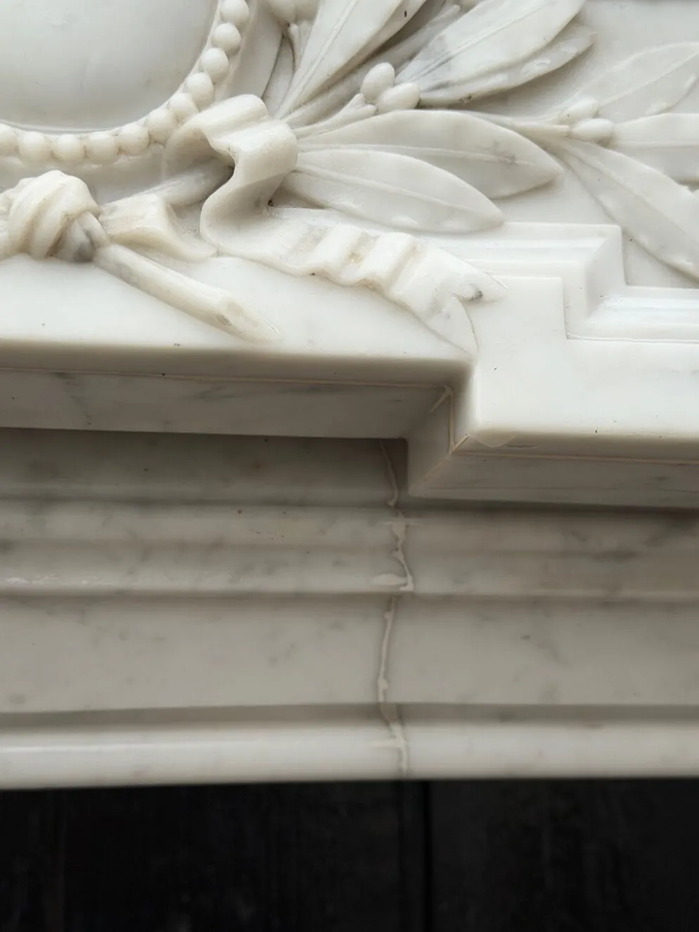 Cheminée de style Louis XVI en marbre blanc de Carrare vers 1880