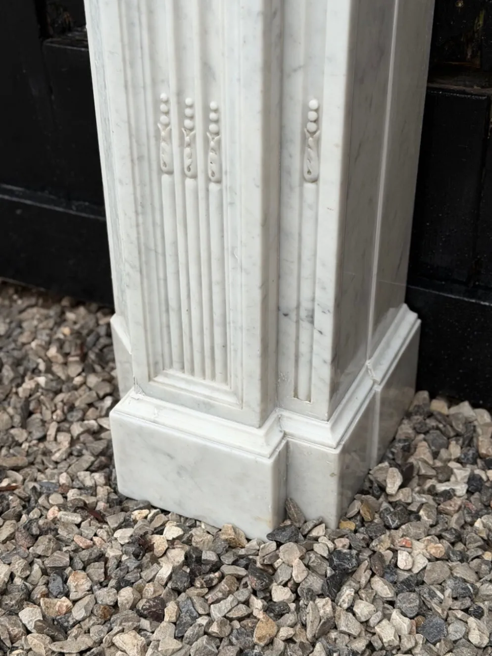 Cheminée de style Louis XVI en marbre blanc de Carrare vers 1880