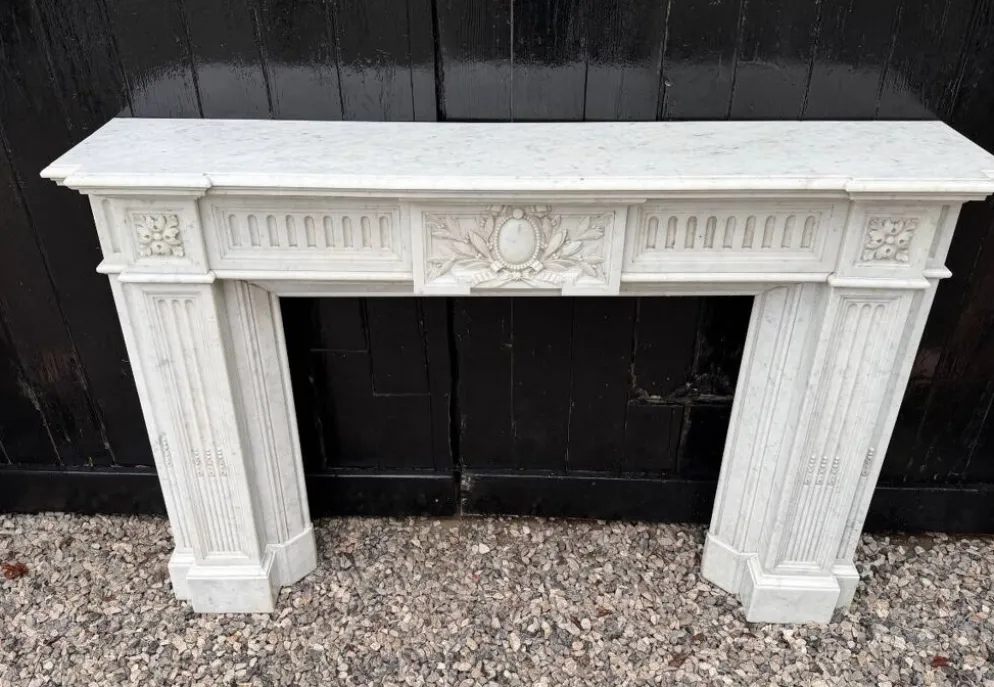 Cheminée de style Louis XVI en marbre blanc de Carrare vers 1880
