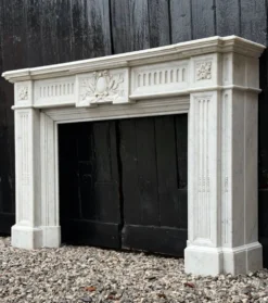Cheminée de style Louis XVI en marbre blanc de Carrare vers 1880