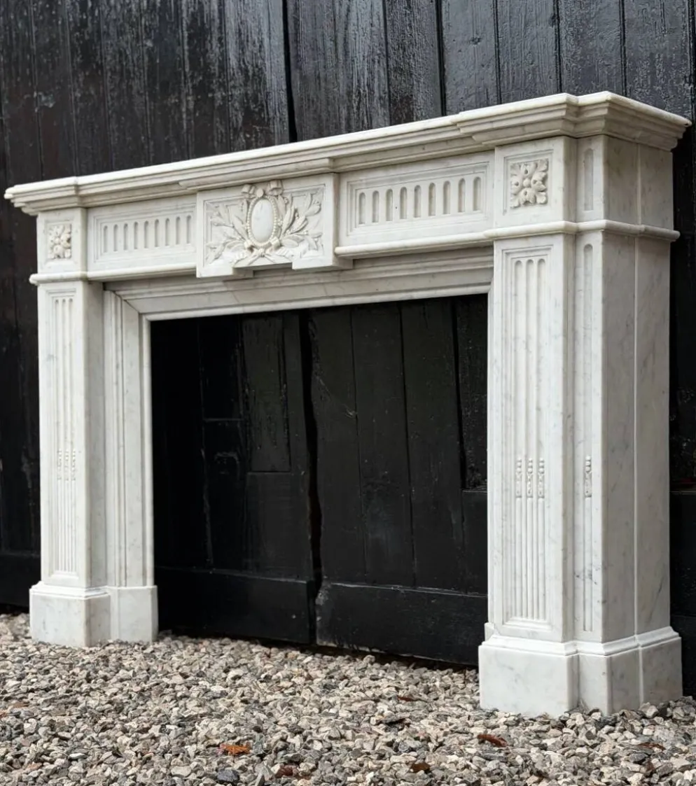 Cheminée de style Louis XVI en marbre blanc de Carrare vers 1880