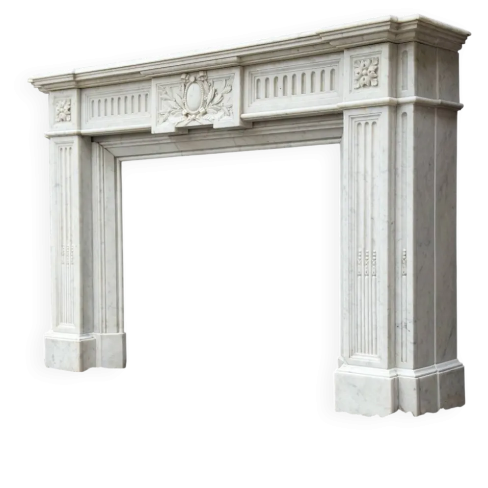 Cheminée de style Louis XVI en marbre blanc de Carrare vers 1880