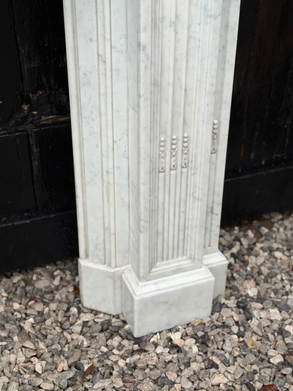 Cheminée de style Louis XVI en marbre blanc de Carrare vers 1880