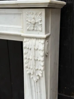 Cheminée de style Louis XVI en marbre de Carrare vers 1880