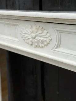 Cheminée de style Louis XVI en marbre de Carrare vers 1880