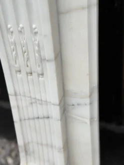 Cheminée de style Louis XVI en marbre blanc de Carrare vers 1880