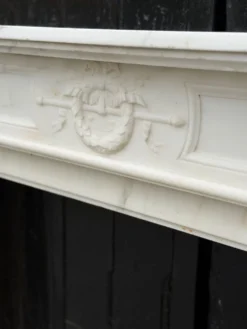Cheminée de style Louis XVI en marbre blanc de Carrare vers 1880