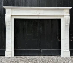 Cheminée de style Louis XVI en marbre blanc de Carrare vers 1880