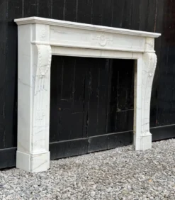 Cheminée de style Louis XVI en marbre blanc de Carrare vers 1880