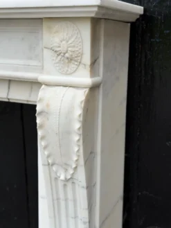 Cheminée de style Louis XVI en marbre blanc de Carrare vers 1880