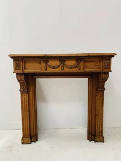 Cheminée de style Louis XVI en sapin massif XIX siècle