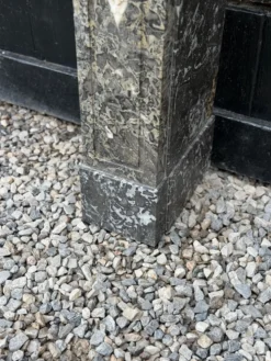 Cheminée directoire en marbre gris Sainte-Anne, début XIXème siècle