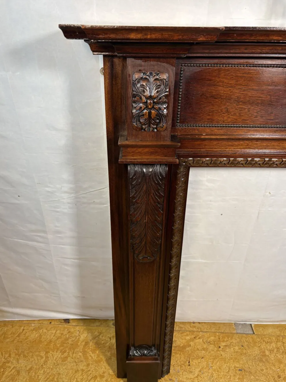 Cheminée en acajou sculpté de style Louis XVI – Fin du 19e siècle