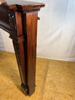 Cheminée en acajou sculpté de style Louis XVI – Fin du 19e siècle