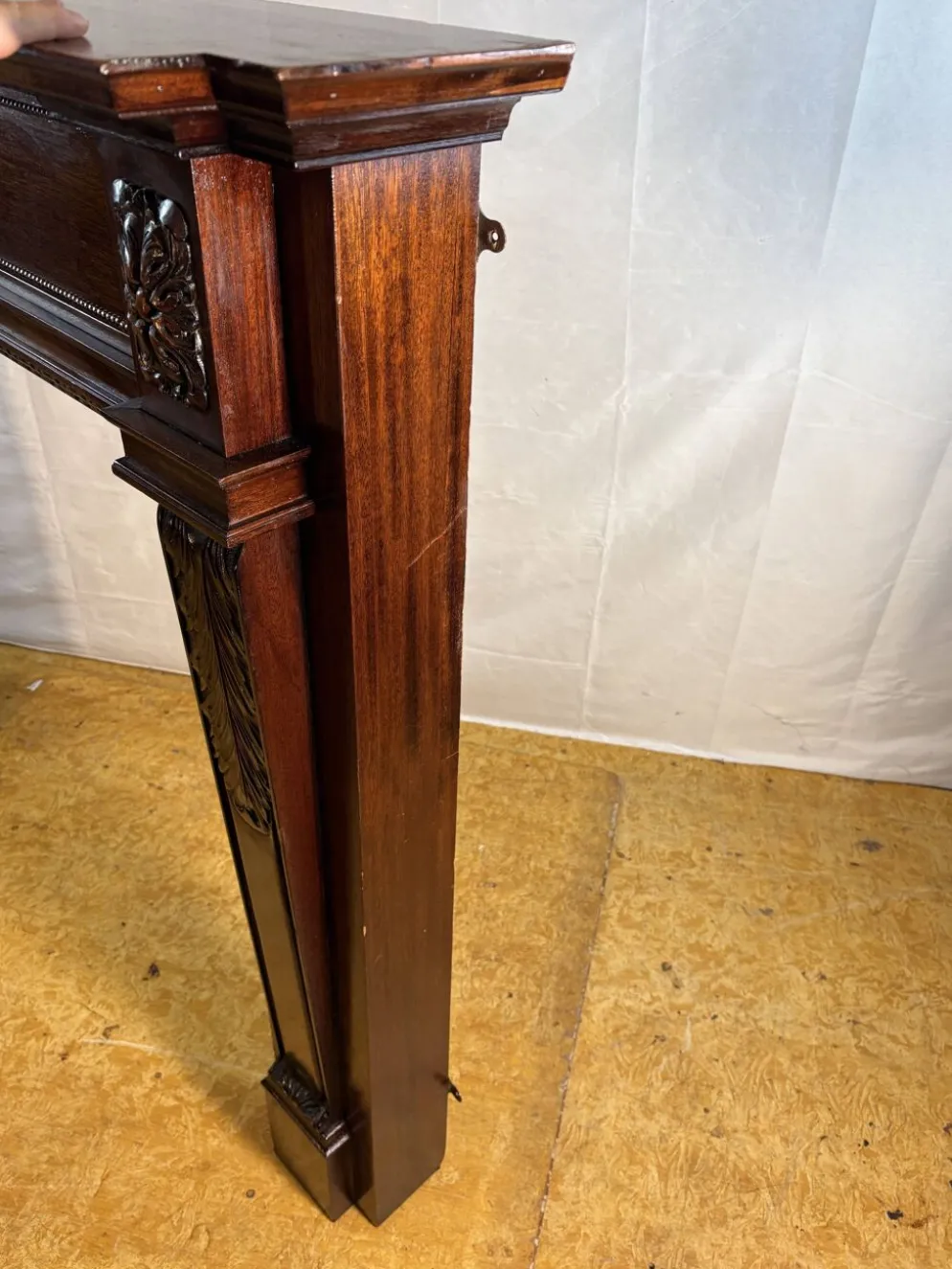 Cheminée en acajou sculpté de style Louis XVI – Fin du 19e siècle