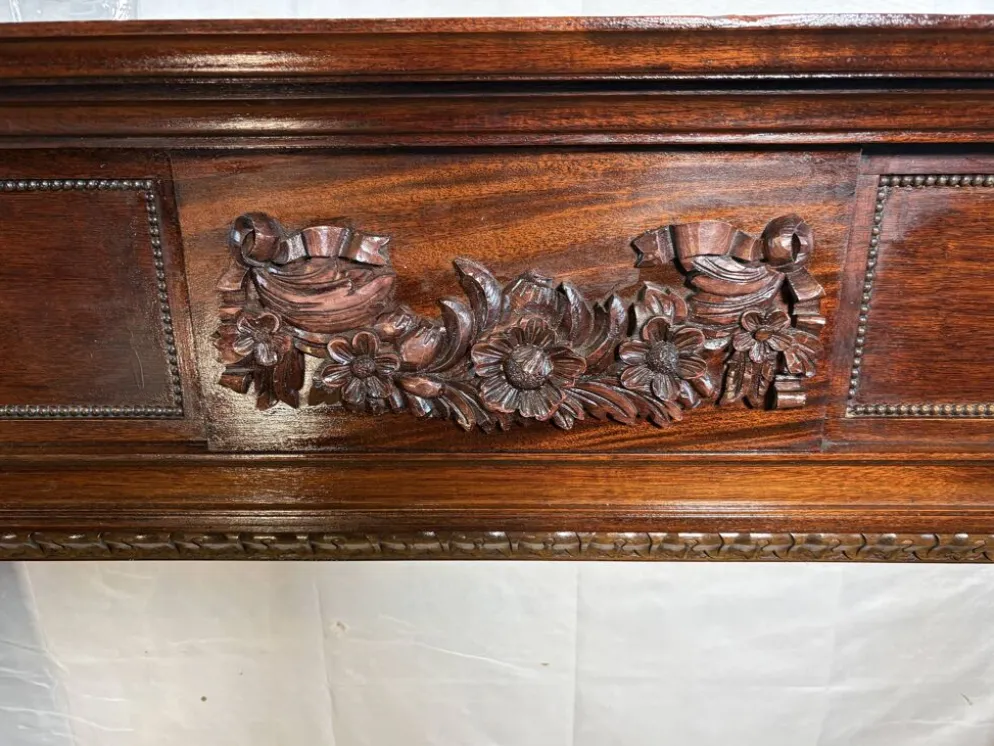 Cheminée en acajou sculpté de style Louis XVI – Fin du 19e siècle