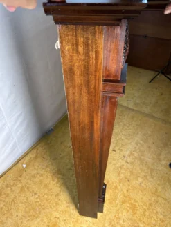 Cheminée en acajou sculpté de style Louis XVI – Fin du 19e siècle