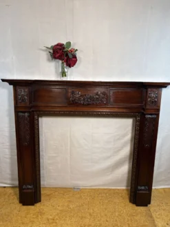 Cheminée en acajou sculpté de style Louis XVI – Fin du 19e siècle