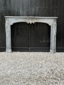 Cheminée Louis XV en marbre bleu turquin, XVIIIeme siècle