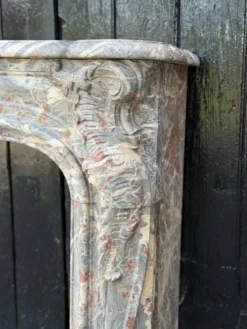 Cheminée Louis XV en marbre gris des Ardennes, XVIIIème siècle