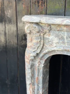 Cheminée Louis XV en marbre gris des Ardennes, XVIIIème siècle