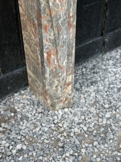 Cheminée Louis XV en marbre gris des Ardennes, XVIIIème siècle