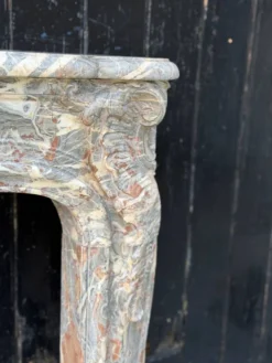 Cheminée Louis XV en marbre gris des Ardennes, XVIIIème siècle