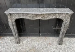 Cheminée Louis XV en marbre gris Saint-Anne, XVIIIème siècle