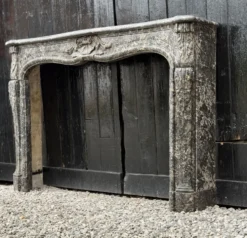 Cheminée Louis XV en marbre gris Saint-Anne, XVIIIème siècle