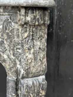 Cheminée Louis XV en marbre gris Saint-Anne, XVIIIème siècle