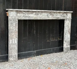 Cheminée Louis XVI en marbre gris des Ardennes, fin XVIIIème siècle